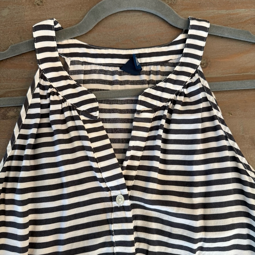 Old Navy B&W striped, sleeveless blouse split neck button-front detail Sz M EUC - Picture 3 of 10
